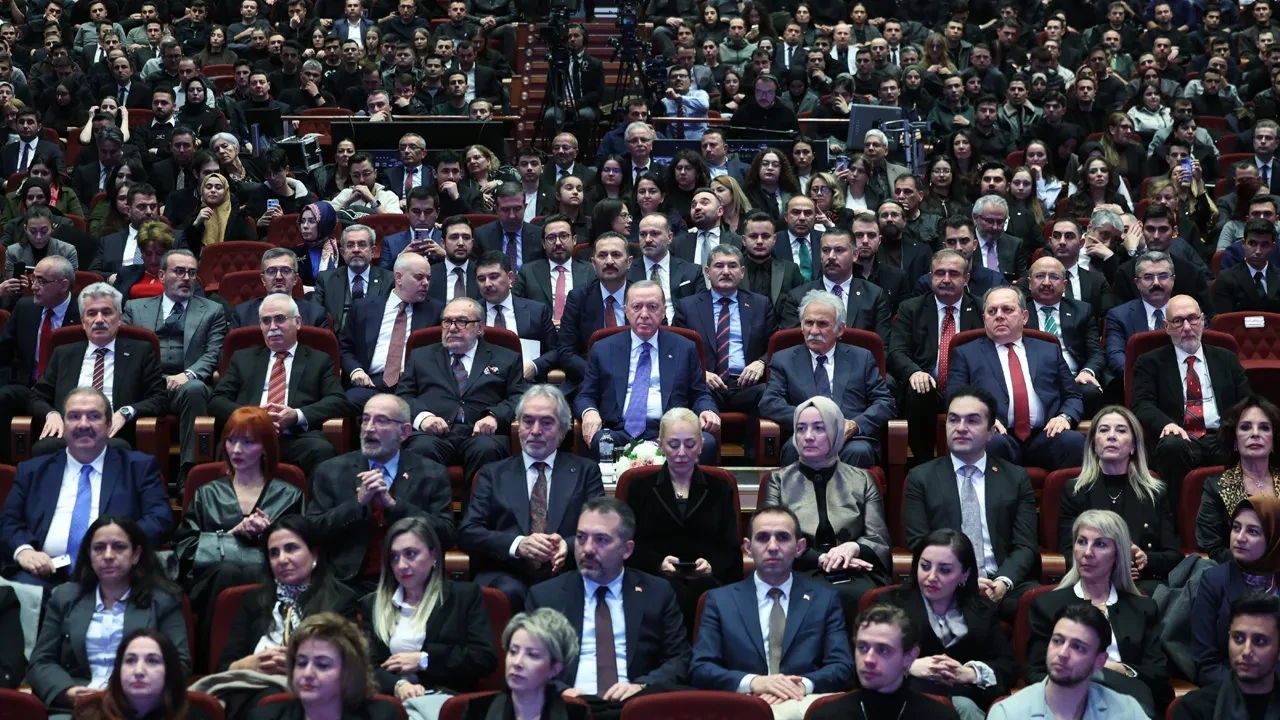 Cumhurbaşkanı Erdoğan Kültür ve Sanat Büyük Ödülleri'nde yapay zekaya dikkat çekip uyardı: Yüzeyselliğe mahkum olmaktan kurtulamaz