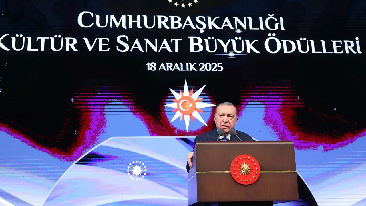 Cumhurbaşkanı Erdoğan Kültür ve Sanat Büyük Ödülleri'nde yapay zekaya dikkat çekip uyardı: Yüzeyselliğe mahkum olmaktan kurtulamaz