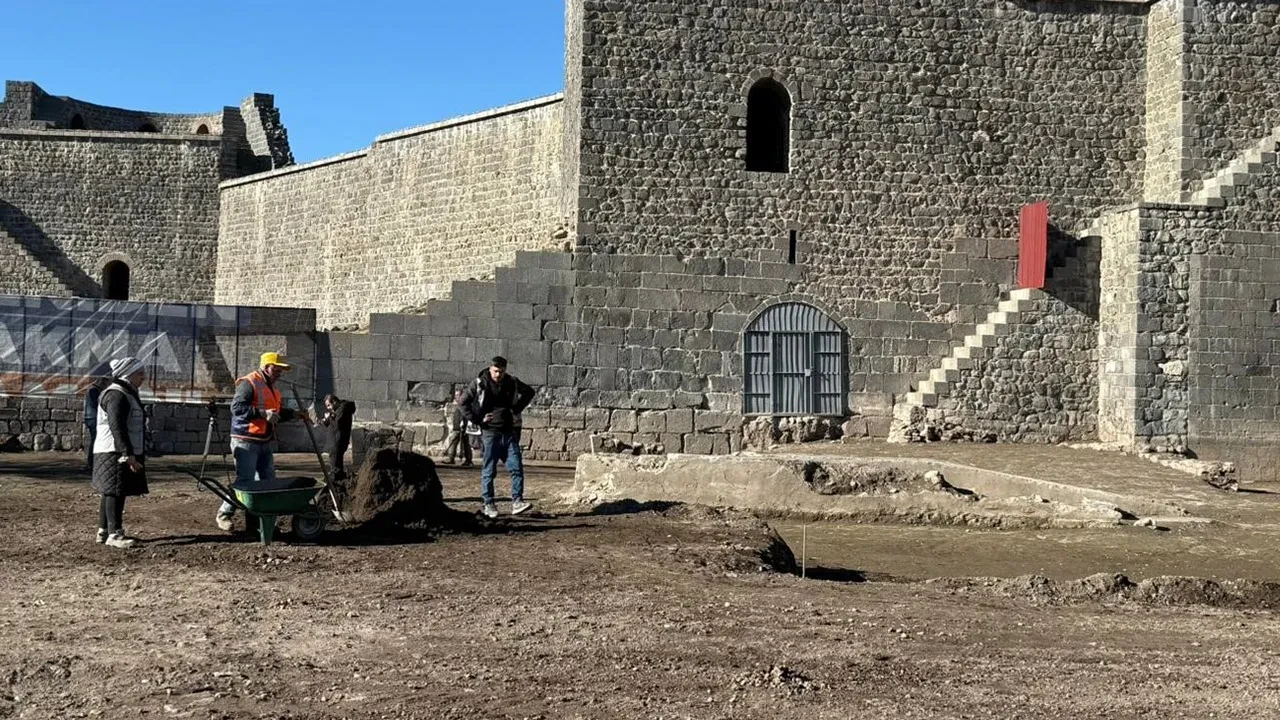 Diyarbakır'da tarihi keşif! Bir asırdır toprak altındaydı: 1.35 metresi gün yüzüne çıkartıldı