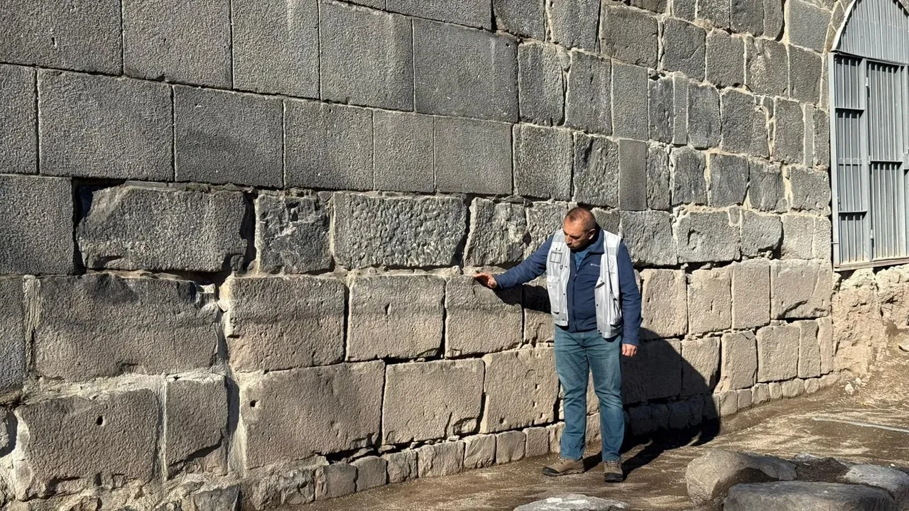 Diyarbakır'da tarihi keşif! Bir asırdır toprak altındaydı: 1.35 metresi gün yüzüne çıkartıldı