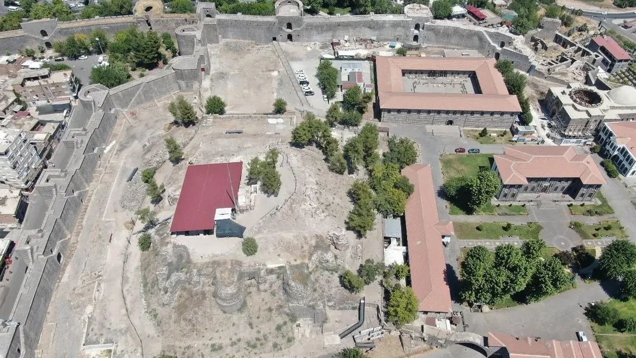 Diyarbakır'da tarihi keşif! Bir asırdır toprak altındaydı: 1.35 metresi gün yüzüne çıkartıldı