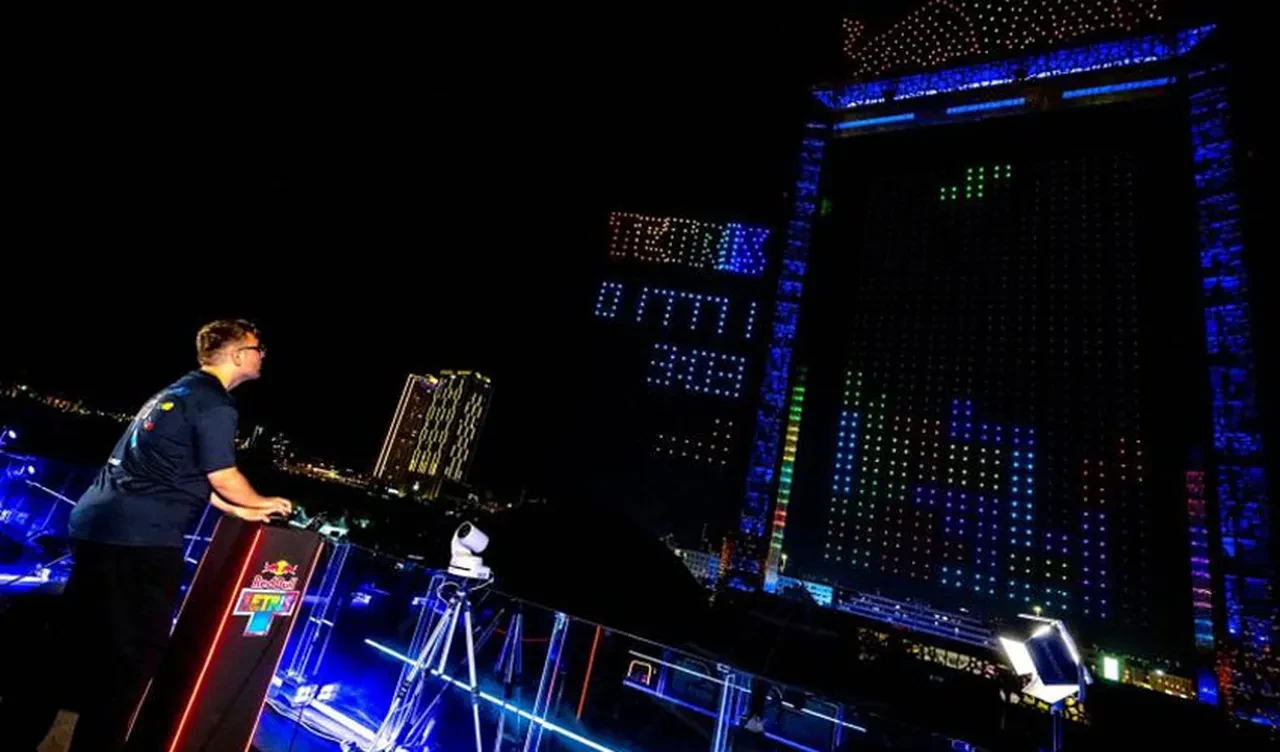 Gökyüzünde drone'larla Tetris heyecanı! Dünya şampiyonu bir Türk oldu