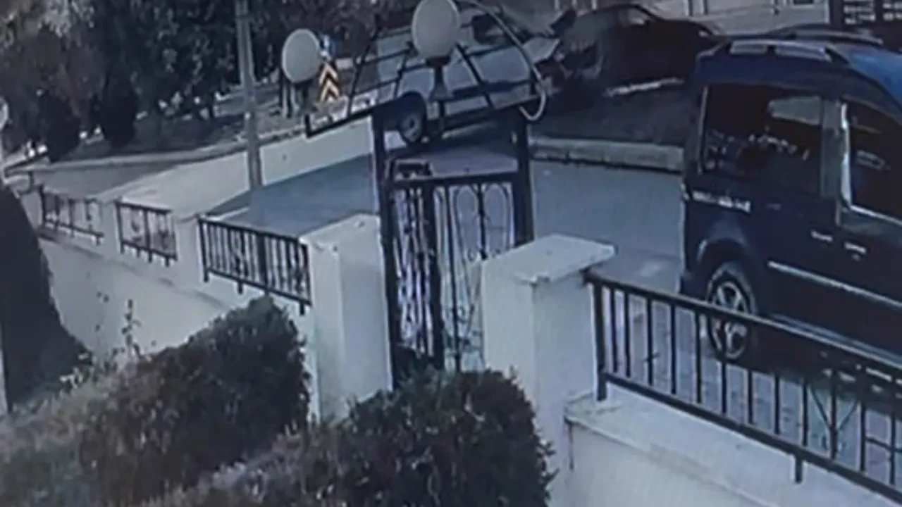 İki aracın hurdaya döndüğü kaza kamerada!