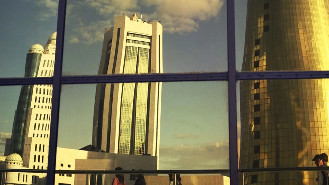 Kazaksitan meclisi kabul etti! LGBT propagandası yapanlara hapis cezası verilecek!