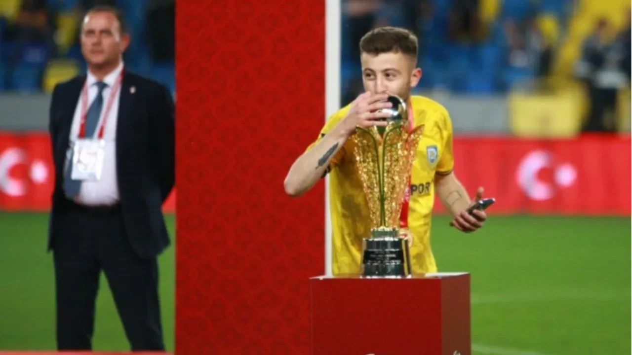 Kocaeli'de kanlı gece! Profesyonel futbolcuya ateş açıldı