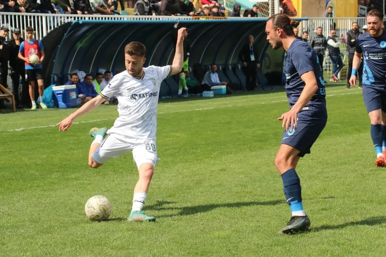 Kocaeli'de kanlı gece! Profesyonel futbolcuya ateş açıldı