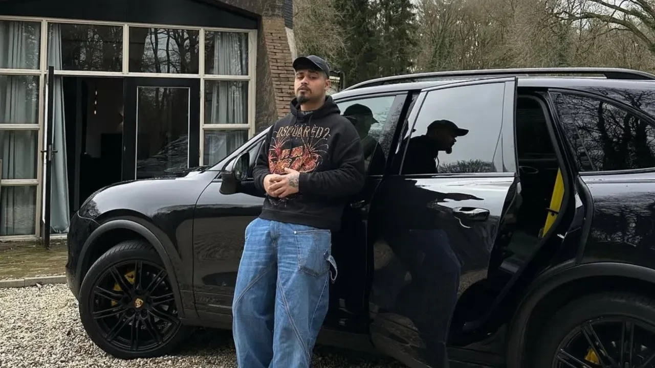 Lvbel C5, evinin kapısına kendi yüzünün yer aldığı bir kapı tokmağı yaptırdı