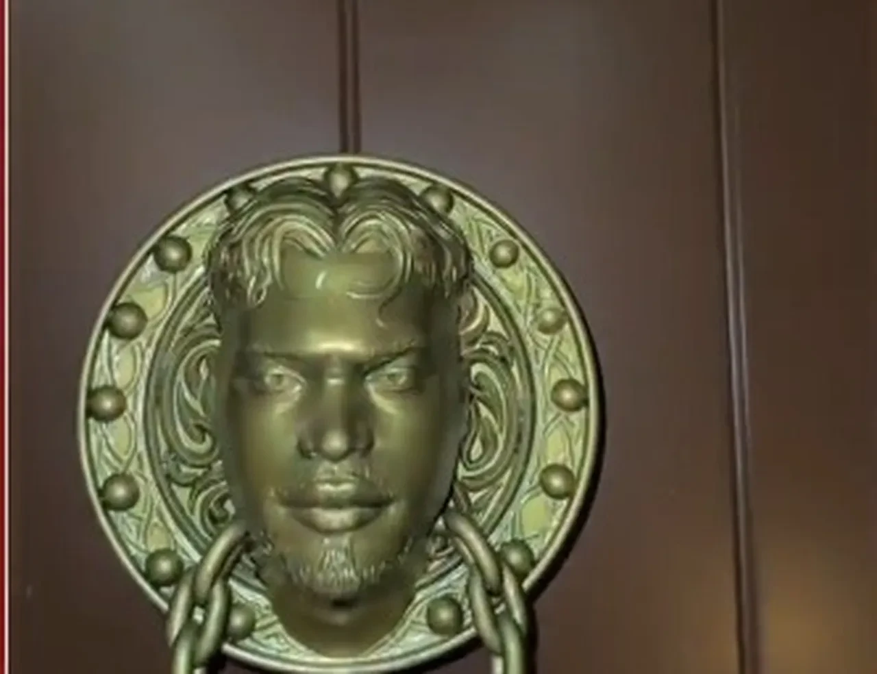 Lvbel C5, evinin kapısına kendi yüzünün yer aldığı bir kapı tokmağı yaptırdı