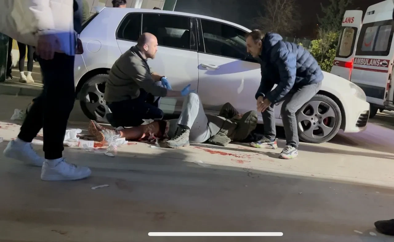 Spor salonunda dehşet anları! Bursa'da velilerin bıçaklı kavgası: Çok sayıda yaralı var