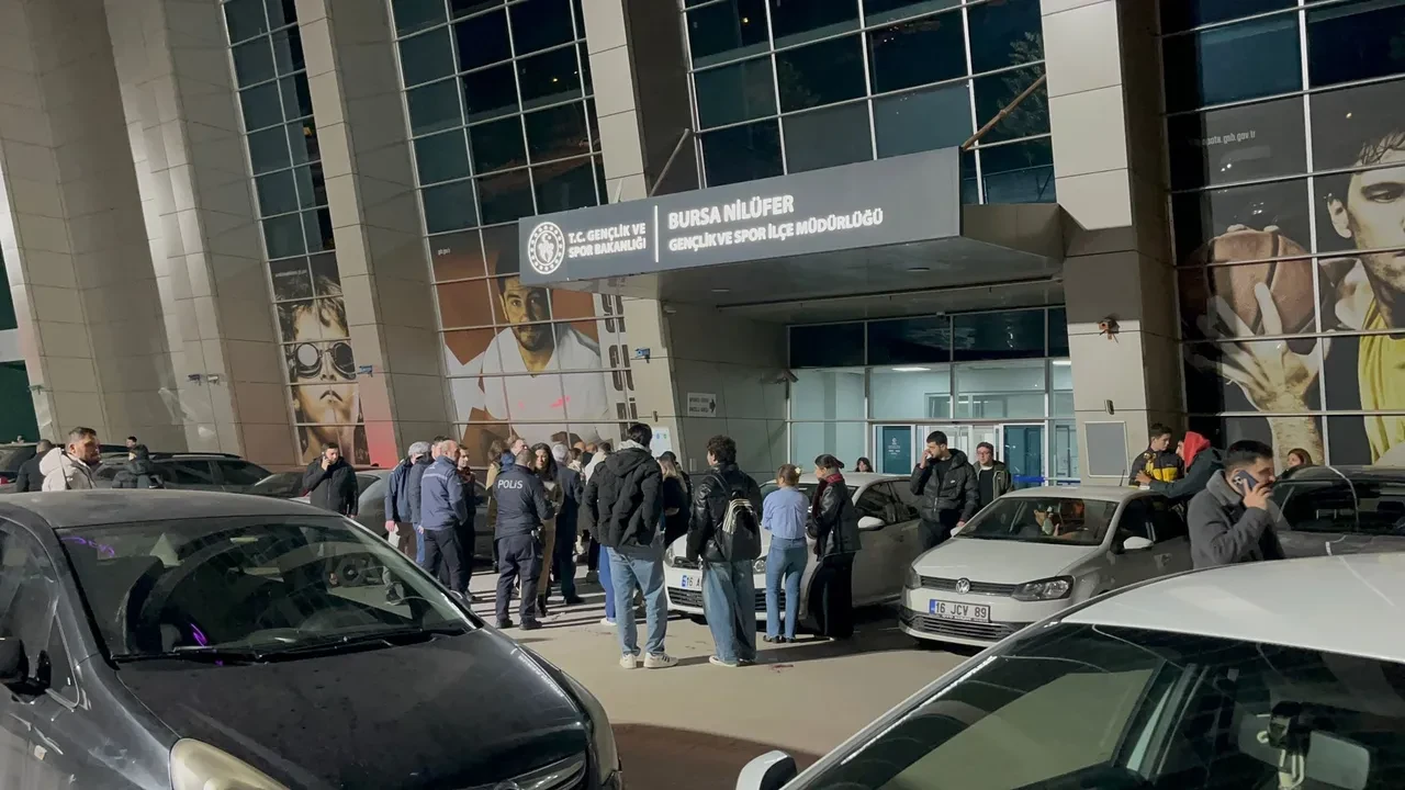 Spor salonunda dehşet anları! Bursa'da velilerin bıçaklı kavgası: Çok sayıda yaralı var