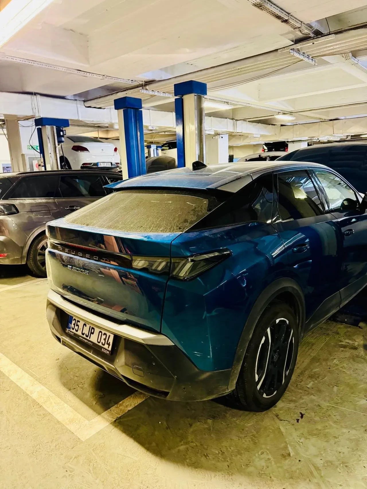 Yol kenarına yıldırım düştü, milyonluk otomobil hurdaya döndü!