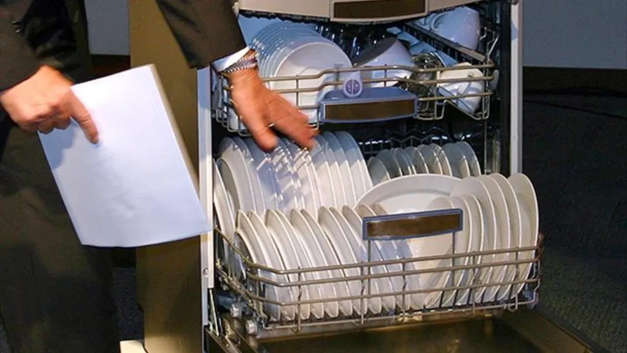 Bulaşık makinesine limon koyanlar dikkat: Bardaklarınız bu yüzden çiziliyor