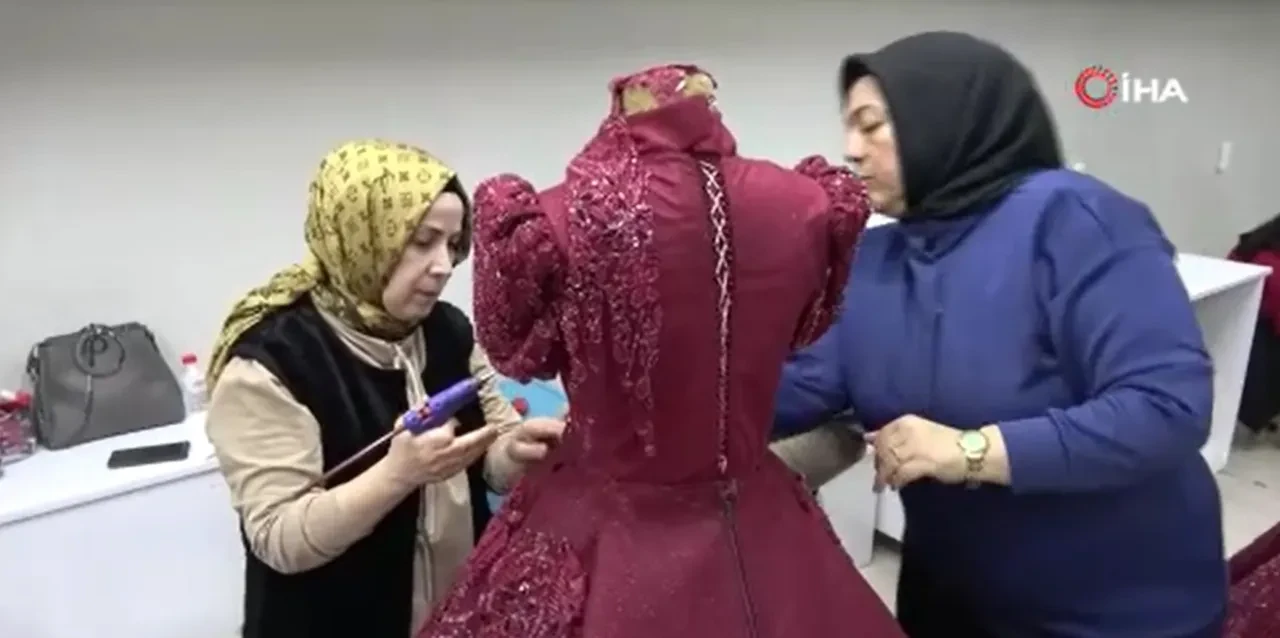 Kiraladığı gelinlik hayatını değiştirdi! Şimdi yanında 45 kişi çalışıyor     