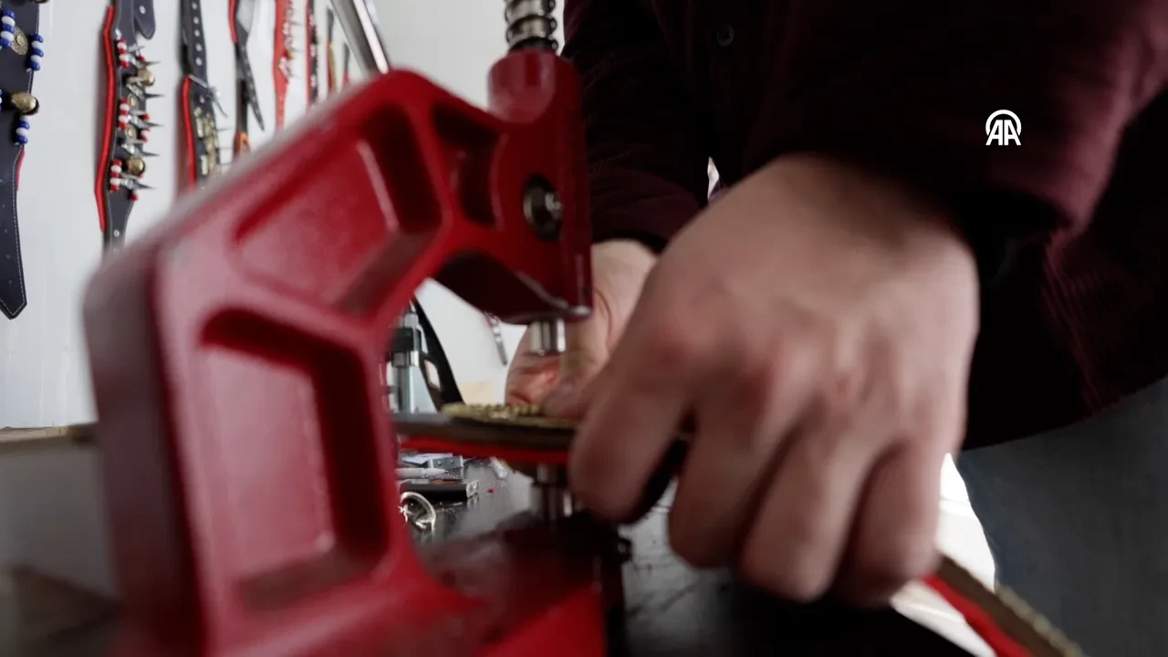 Konteynerde ürettiği köpek tasmaları yok satıyor! Yurt dışından talep yağıyor 