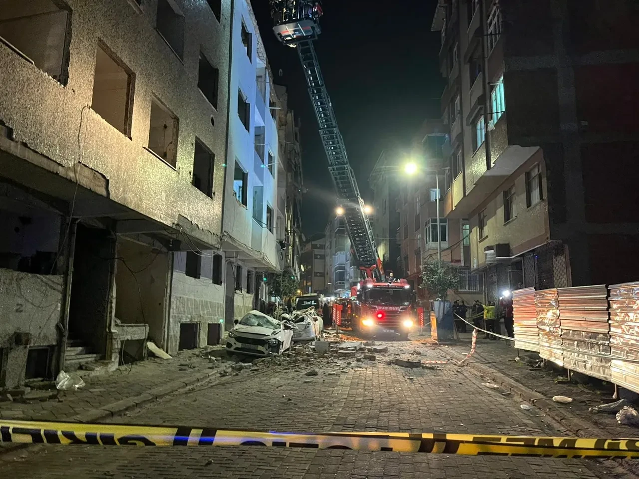 Zeytinburnu'nda binadan yağmur gibi yağdı! Araçlar pert oldu