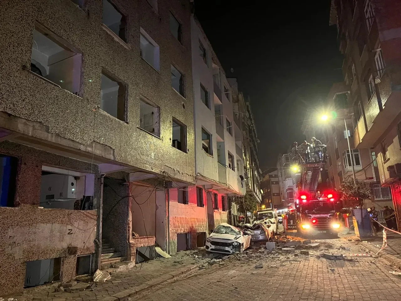 Zeytinburnu'nda binadan yağmur gibi yağdı! Araçlar pert oldu