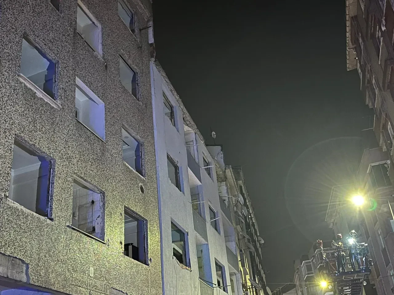 Zeytinburnu'nda binadan yağmur gibi yağdı! Araçlar pert oldu