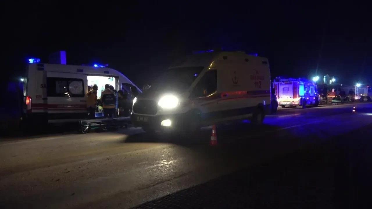 Amasya'da feci kaza! Otomobiller kafa kafaya çarpıştı: 8 yaralı