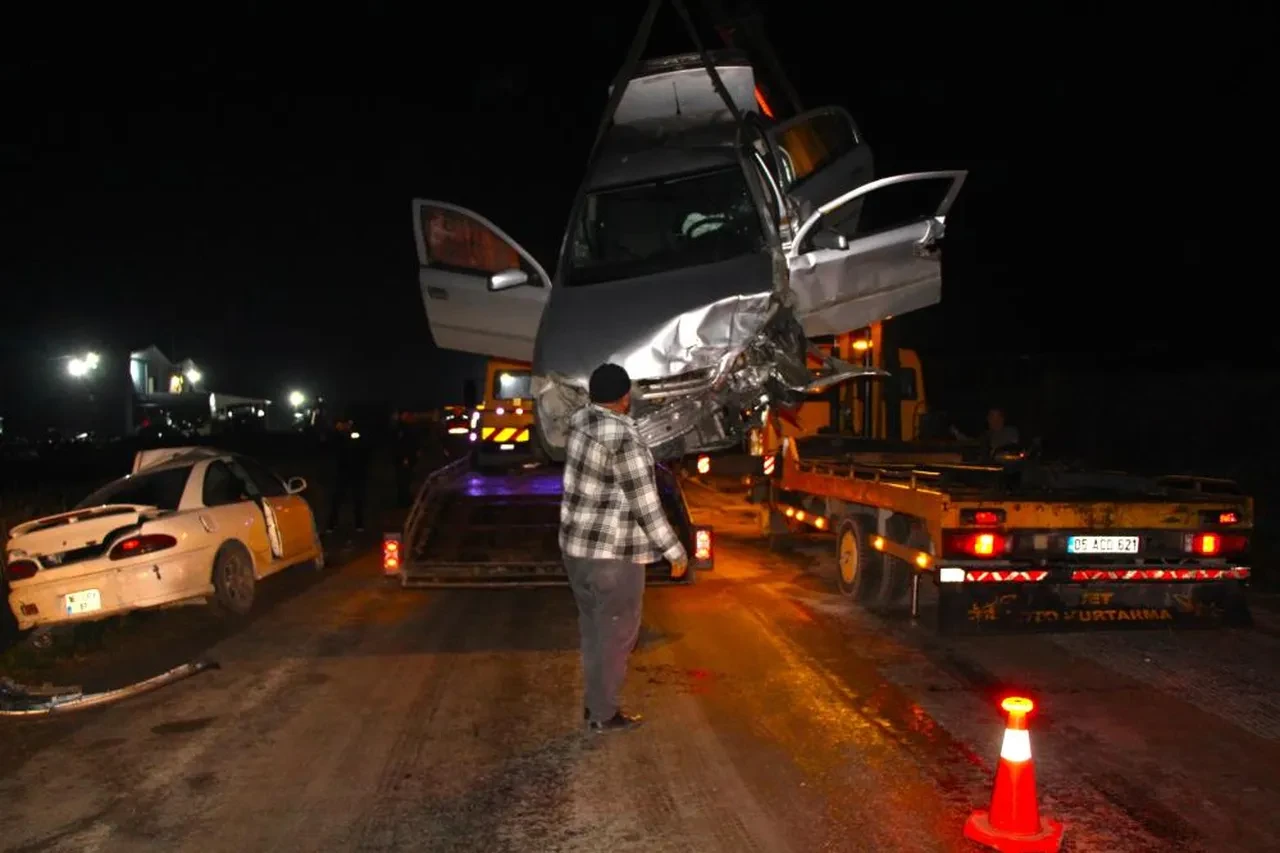 Amasya'da feci kaza! Otomobiller kafa kafaya çarpıştı: 8 yaralı