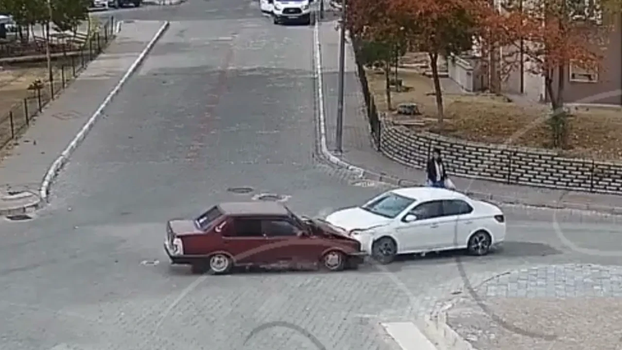 Böyle kaza ne görüldü ne duyuldu! Hızla gelip yavaşladılar, sonra kafa kafaya çarpıştılar 