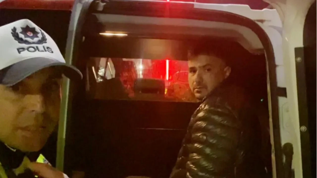 Böylesi anca komedi filmlerinde olur: Alkollü sürücünün çarptığı arabadan bakın kim çıktı