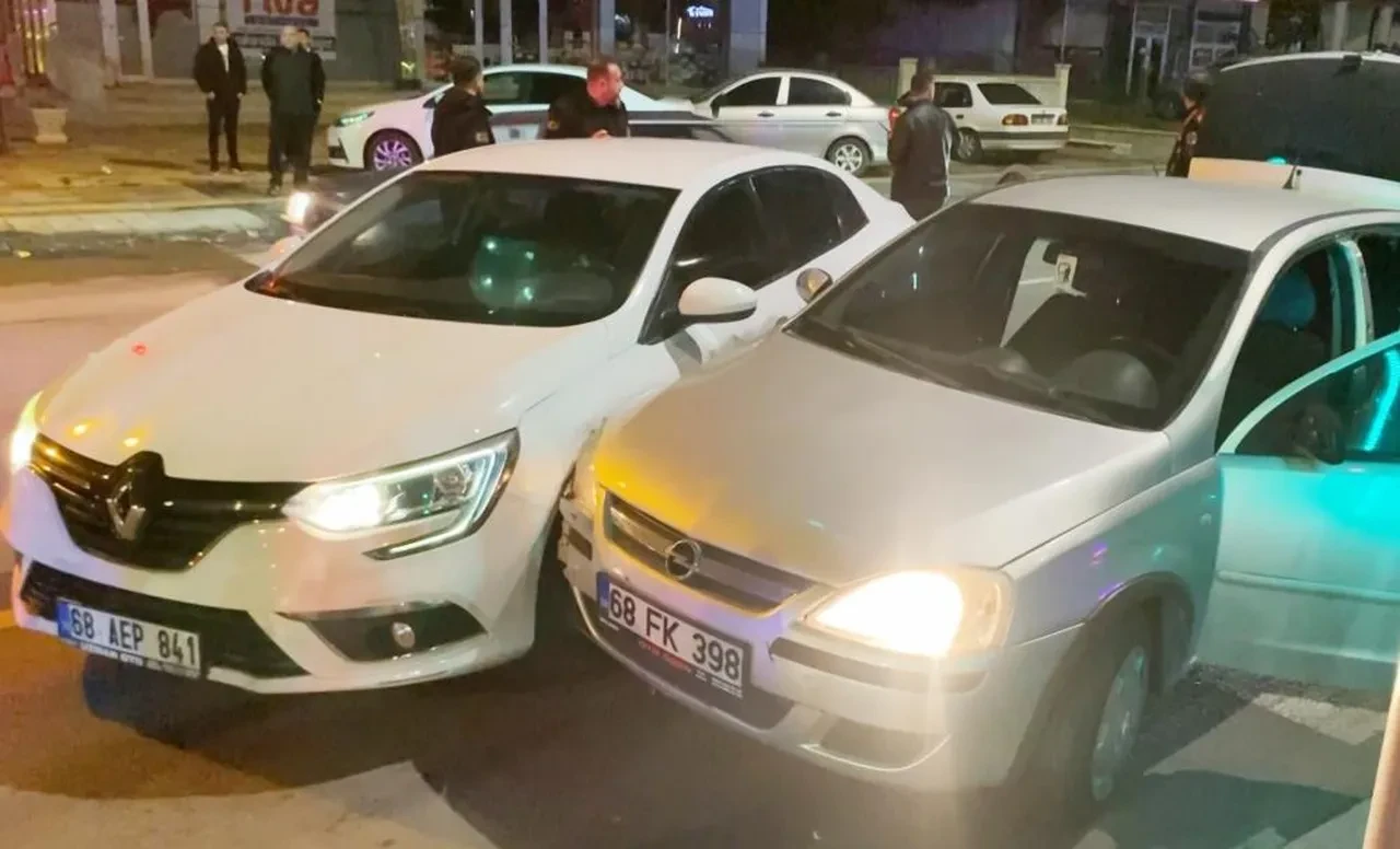 Böylesi anca komedi filmlerinde olur: Alkollü sürücünün çarptığı arabadan bakın kim çıktı