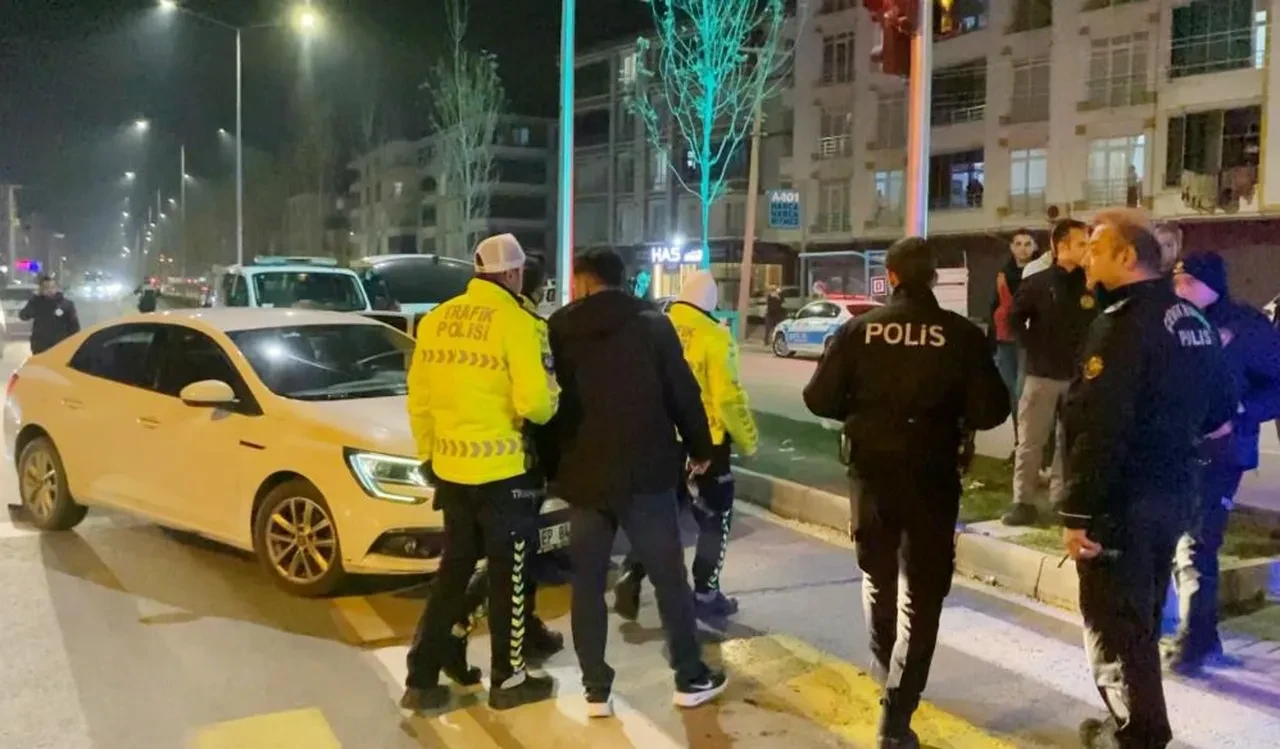 Böylesi anca komedi filmlerinde olur: Alkollü sürücünün çarptığı arabadan bakın kim çıktı