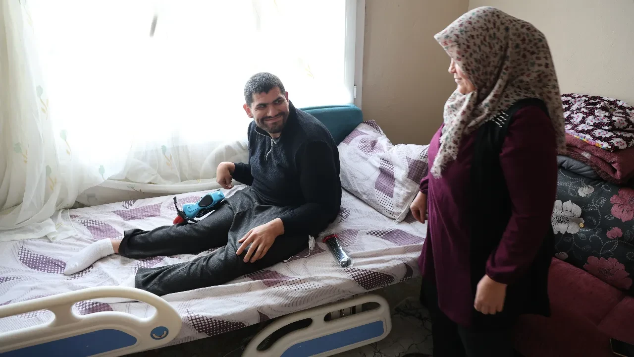 Boynuna batan tel engelli bıraktı! Yıllardır odasından çıkamıyor