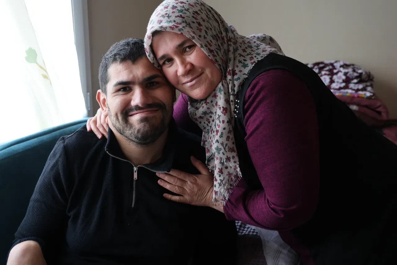 Boynuna batan tel engelli bıraktı! Yıllardır odasından çıkamıyor