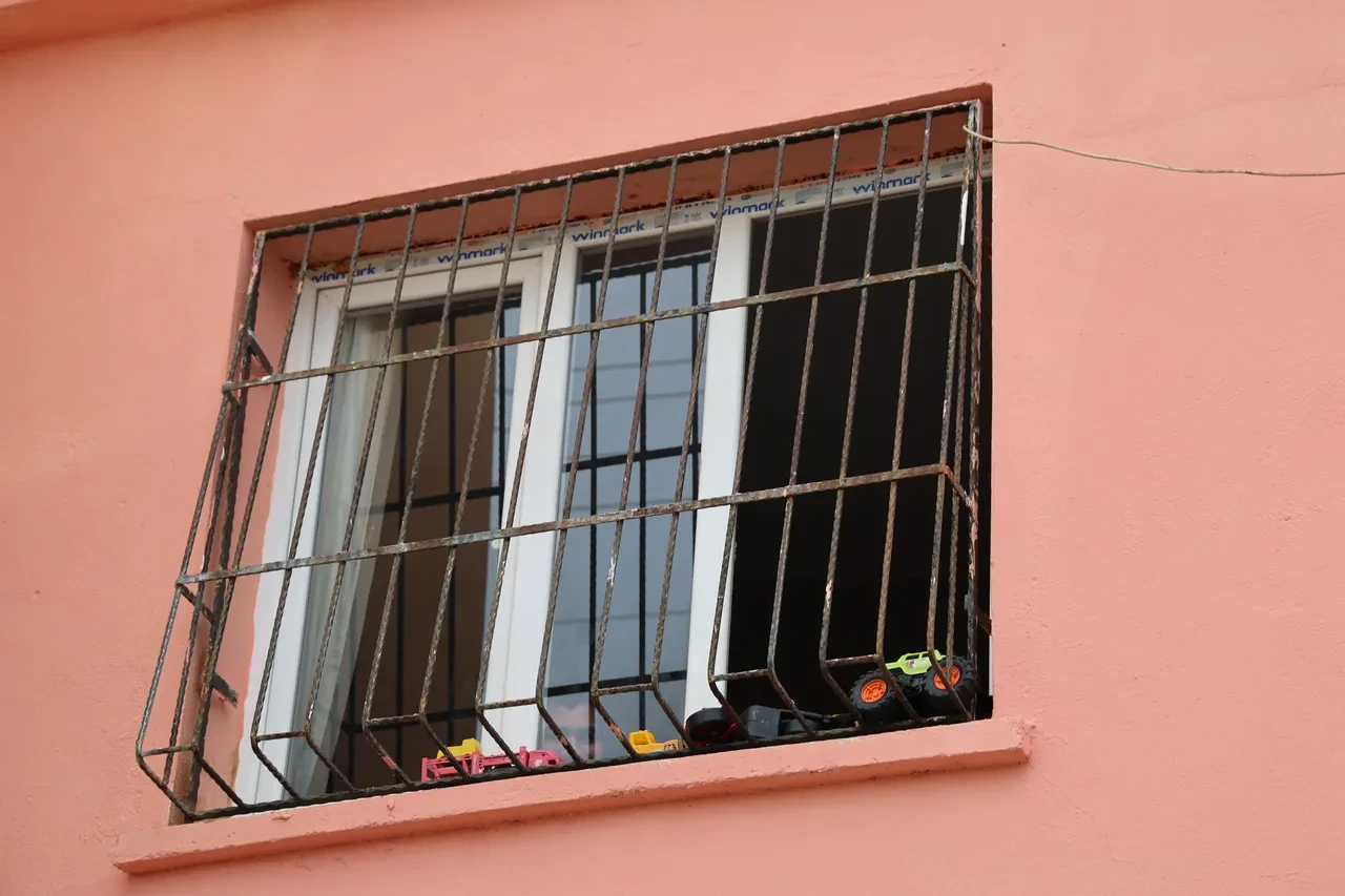 Boynuna batan tel engelli bıraktı! Yıllardır odasından çıkamıyor