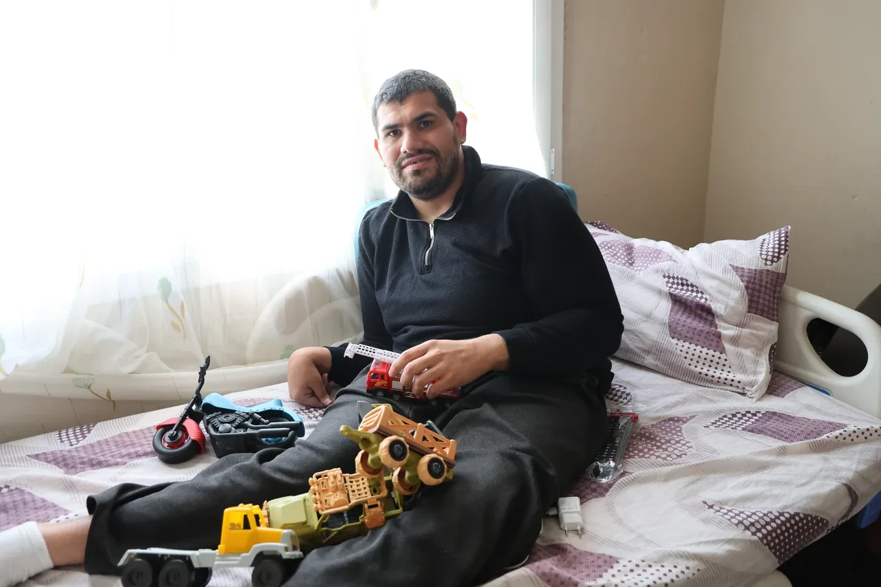 Boynuna batan tel engelli bıraktı! Yıllardır odasından çıkamıyor