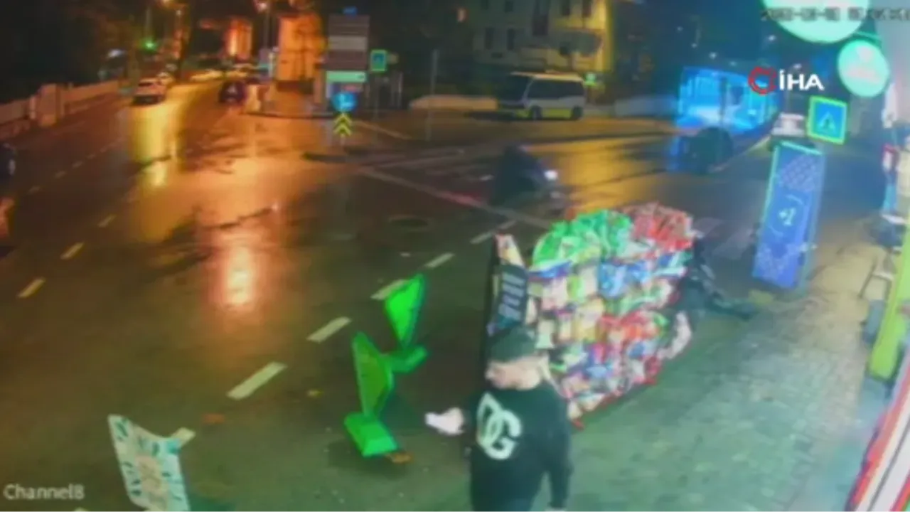 Bursa'da korkunç kaza kamerada: Motosiklet sürücüsü başını bariyere vurdu, kask parçalandı!