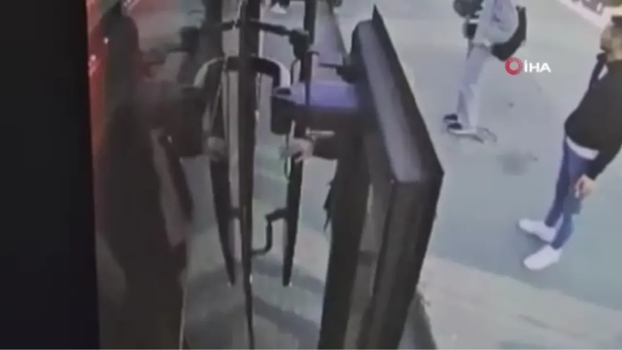 Büyükçekmece’de İETT otobüsünde yankesicilik kamerada!