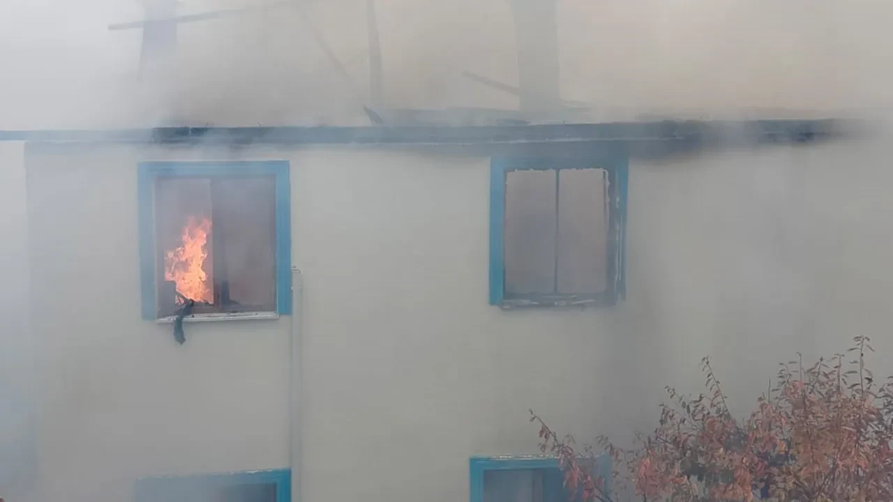 Çorum’da alev alan ev kullanılmaz hale geldi