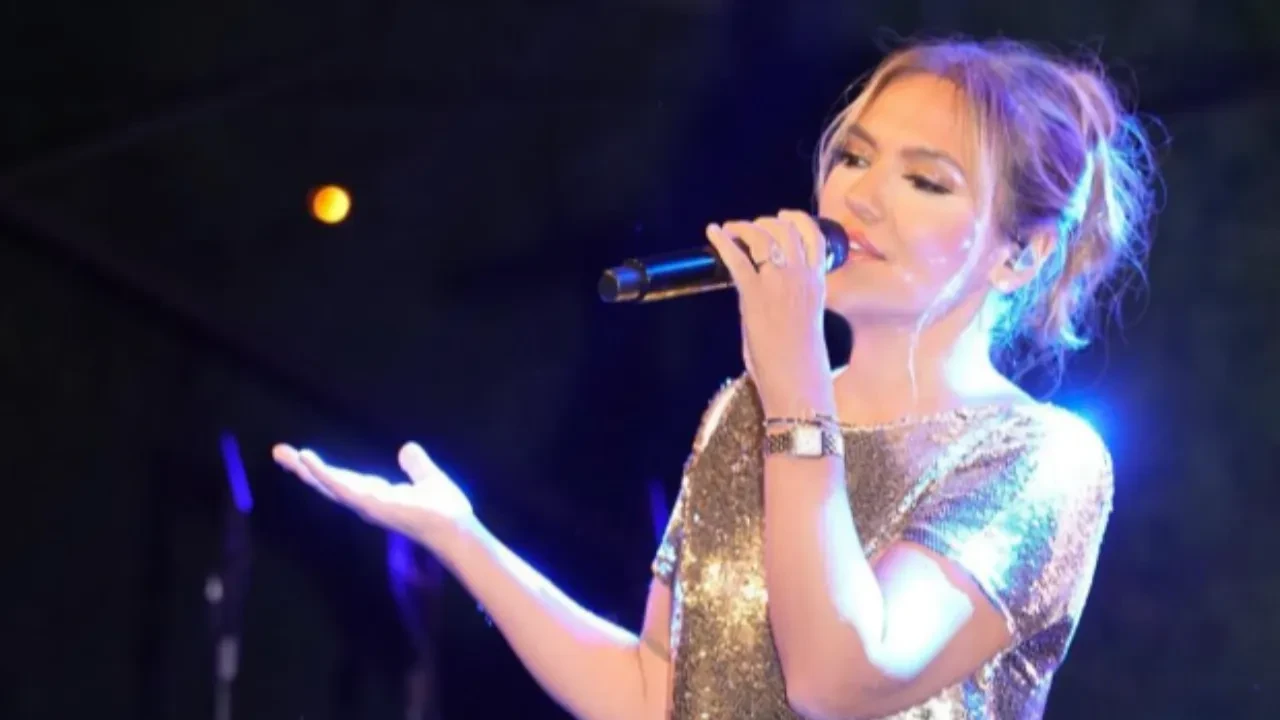 Demet Akalın'ın ödül töreninde giydiği eşofman takımının fiyatı dudak uçuklattı