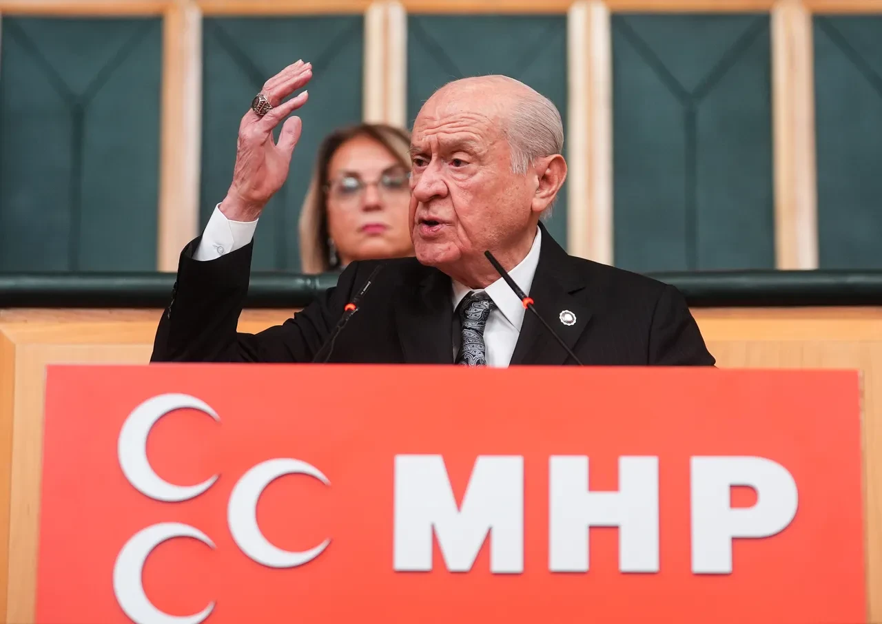 Devlet Bahçeli'den Barzani ziyaretindeki görüntülere sert tepki: Tek kelimeyle rezalet