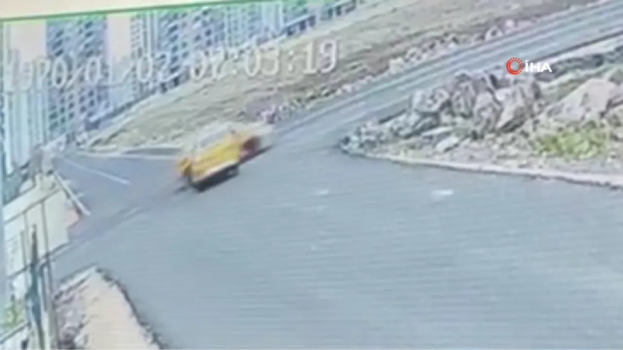 Diyarbakır’da feci kaza! iki ticari taksinin çarpıştığı anlar kamerada