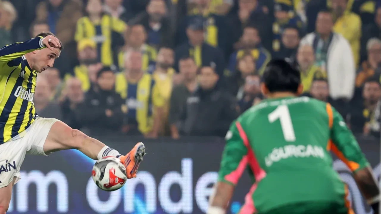 Fenerbahçe ve Galatasaray'dan derbi sonrası paylaşımlar!