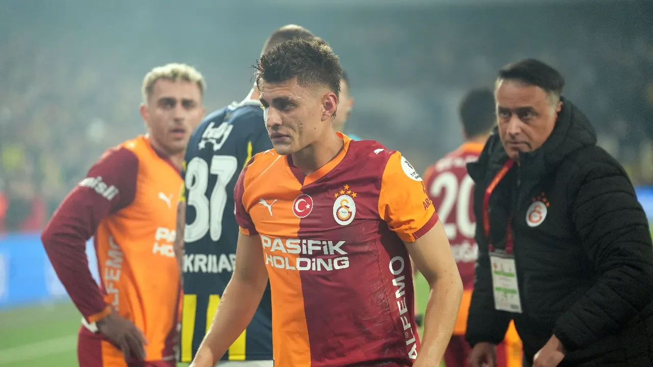 Galatasaraylı Kazımcan Karataş'ın gözüne çakmak atan taraftar yakalandı!