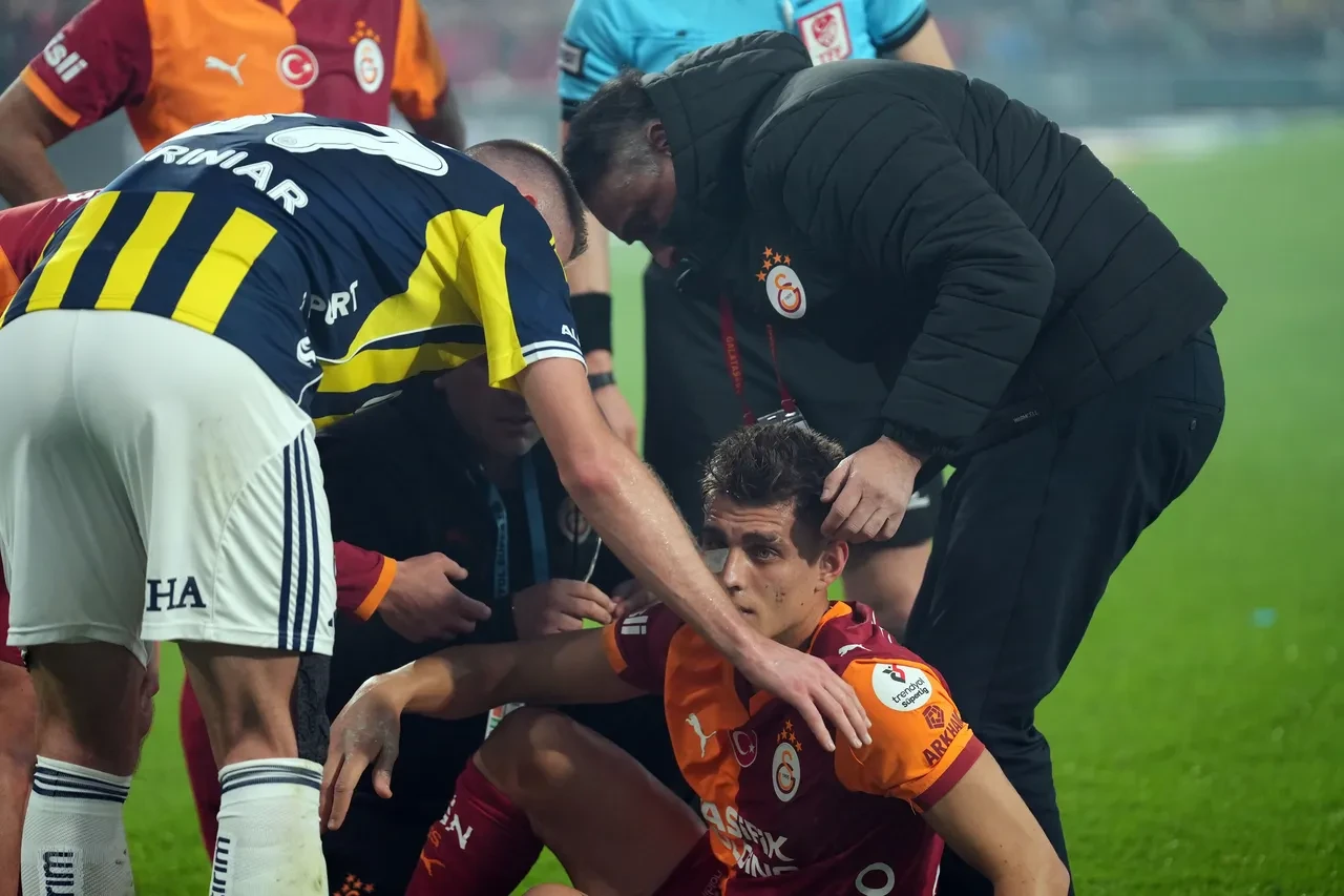 Galatasaraylı Kazımcan Karataş'ın gözüne çakmak atan taraftar yakalandı!