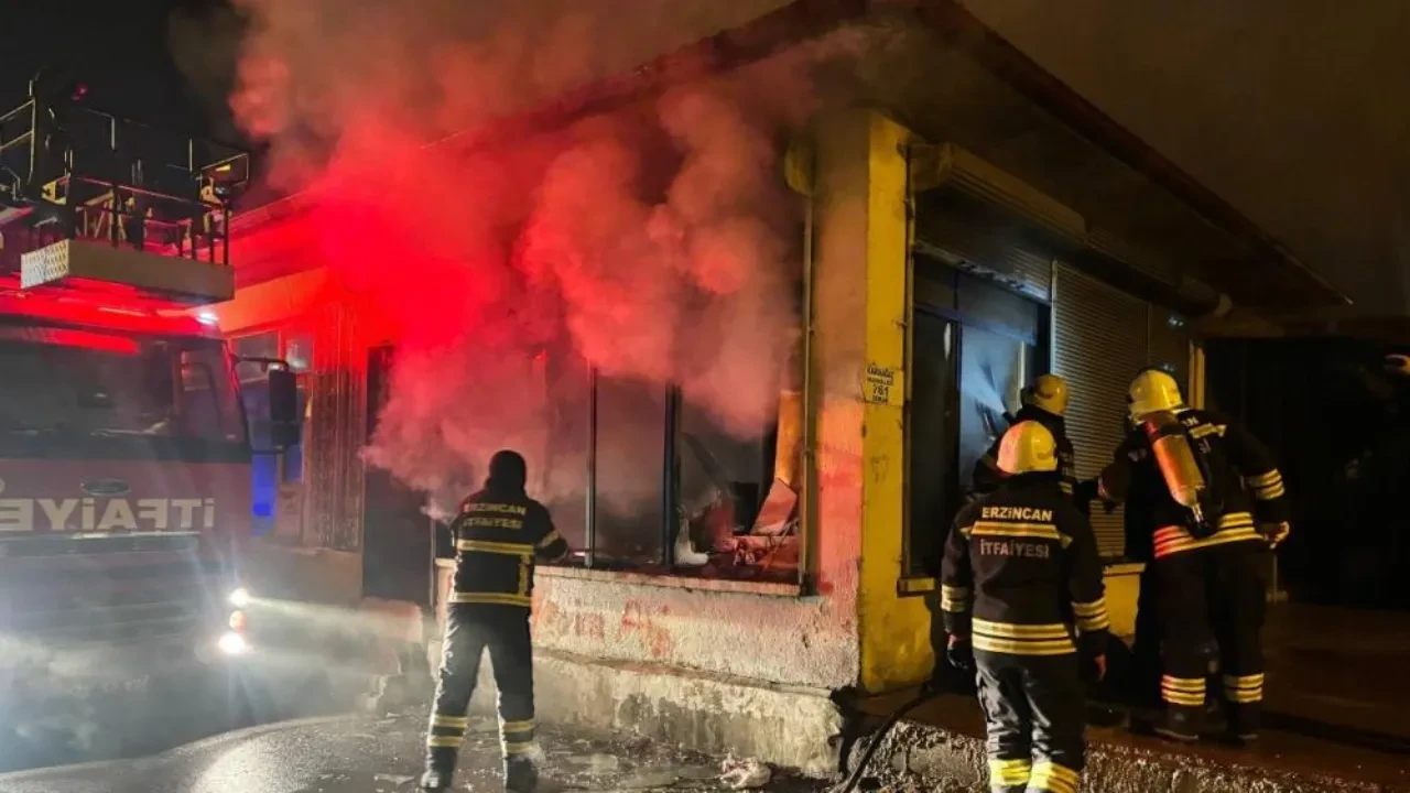 Gece yarısı korkutan yangın! İş yeri alevlere teslim oldu
