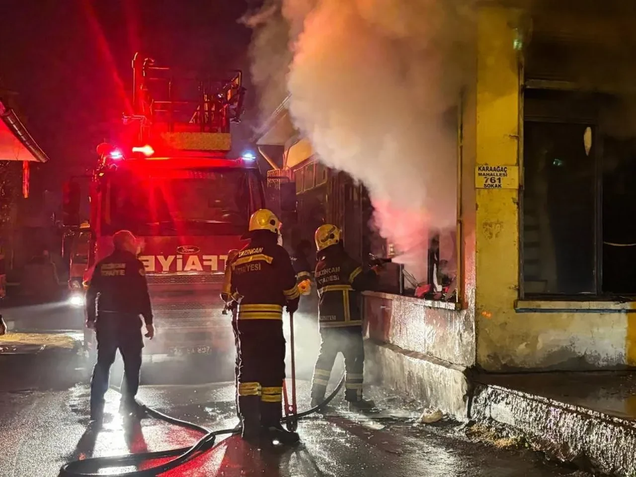 Gece yarısı korkutan yangın! İş yeri alevlere teslim oldu