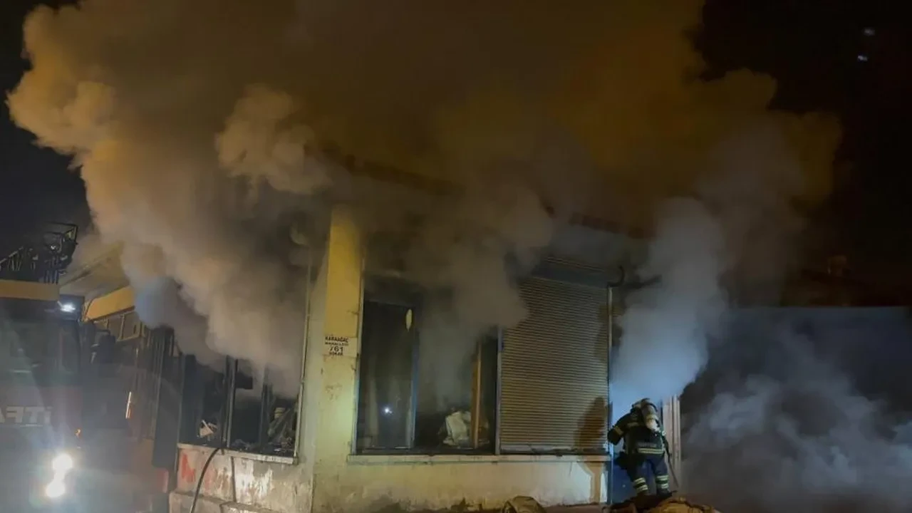 Gece yarısı korkutan yangın! İş yeri alevlere teslim oldu