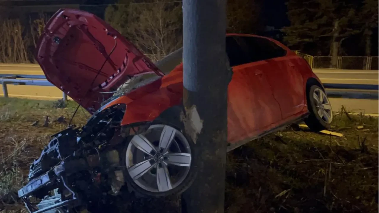Görüntüler şaşkına çevirdi! Eskişehir'de otomobil ağacın üzerine çıktı