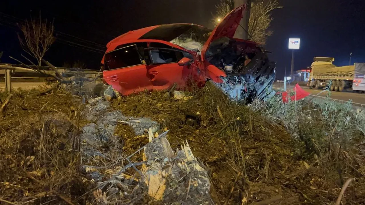 Görüntüler şaşkına çevirdi! Eskişehir'de otomobil ağacın üzerine çıktı