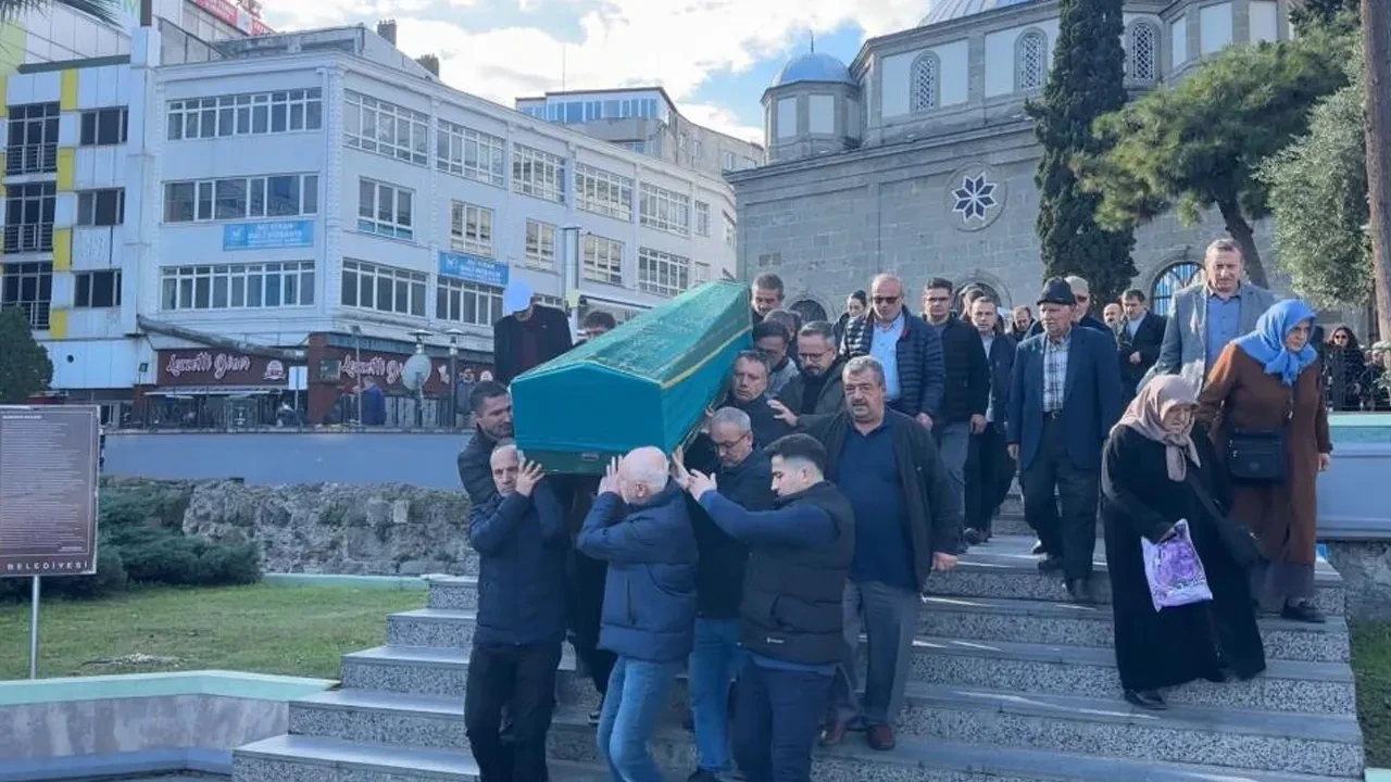 Kaza süsüyle ailesini katletmişti... Cezaevinde intihar eden doktor toprağa verildi