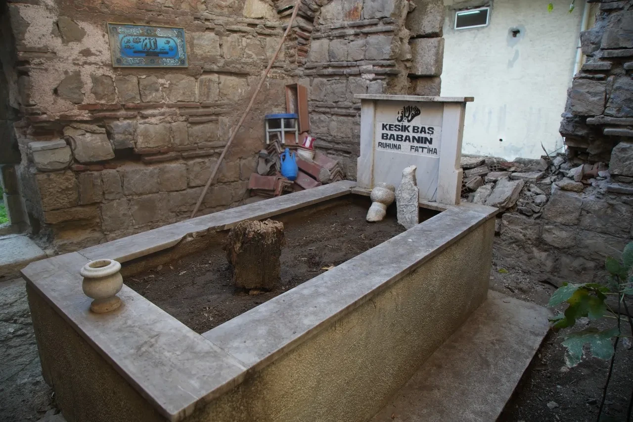 Kesik Baş Baba Türbesi can çekişiyor: Mahalleliden 'acil restorasyon' çağrısı