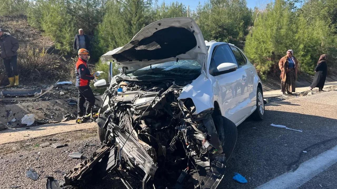 Kilis'te feci kaza! İki araç çarpıştı: 5'i ağır 6 yaralı