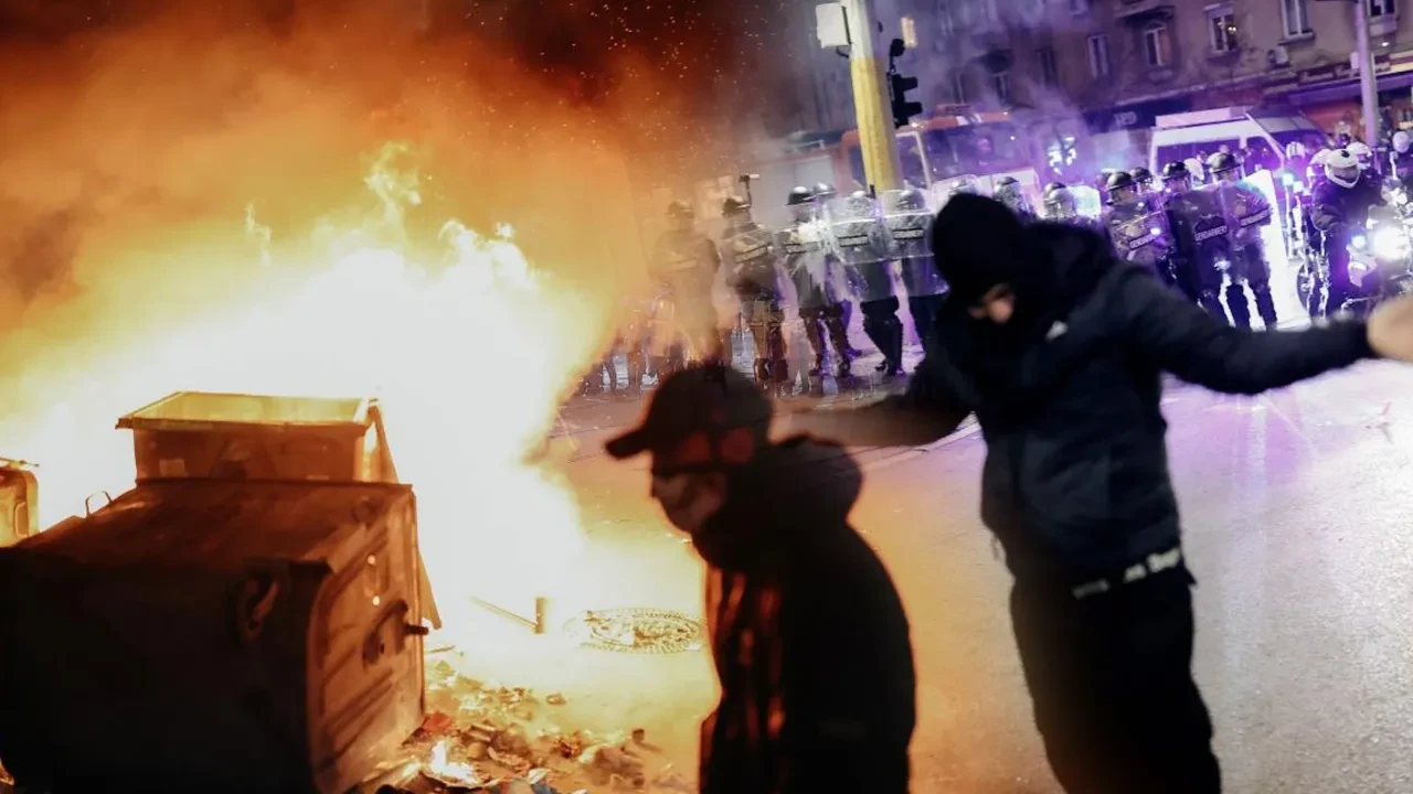 Komşuda on binler sokağa indi, protestolar çatışmaya dönüştü: 2 polis yaralandı, gözaltılar var