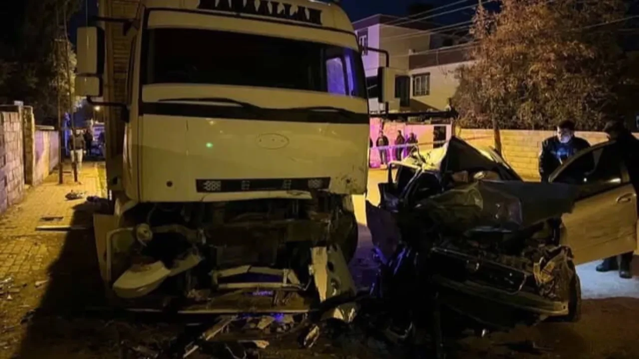 Otomobil paramparça oldu! 2 genç hayatını kaybetti